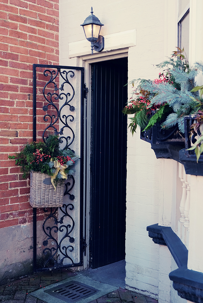 historic_frederick_alley_gate_holiday