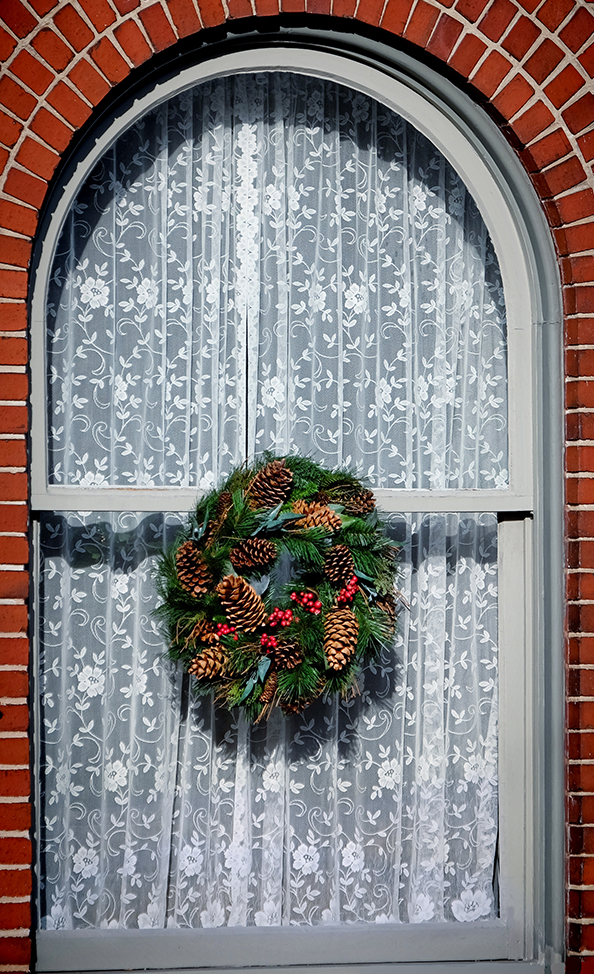 lace_window_wreath