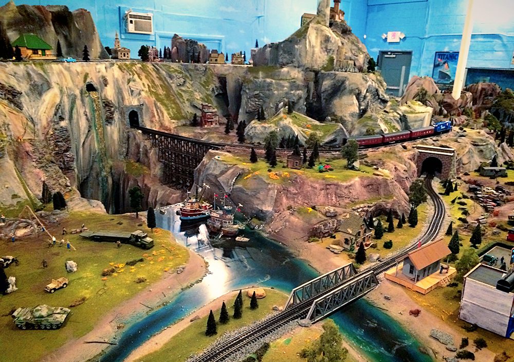toy_train_museum_layout_rivers_1